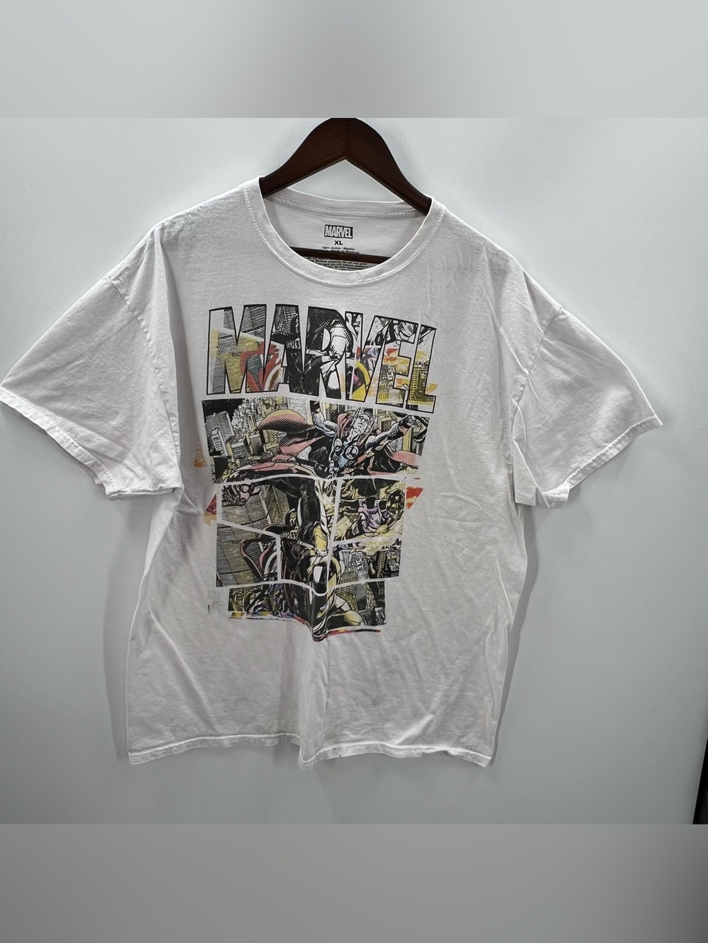 442 Marvel XL White Short-Sleeve Graphic Tee with Multi-Color Comic Print